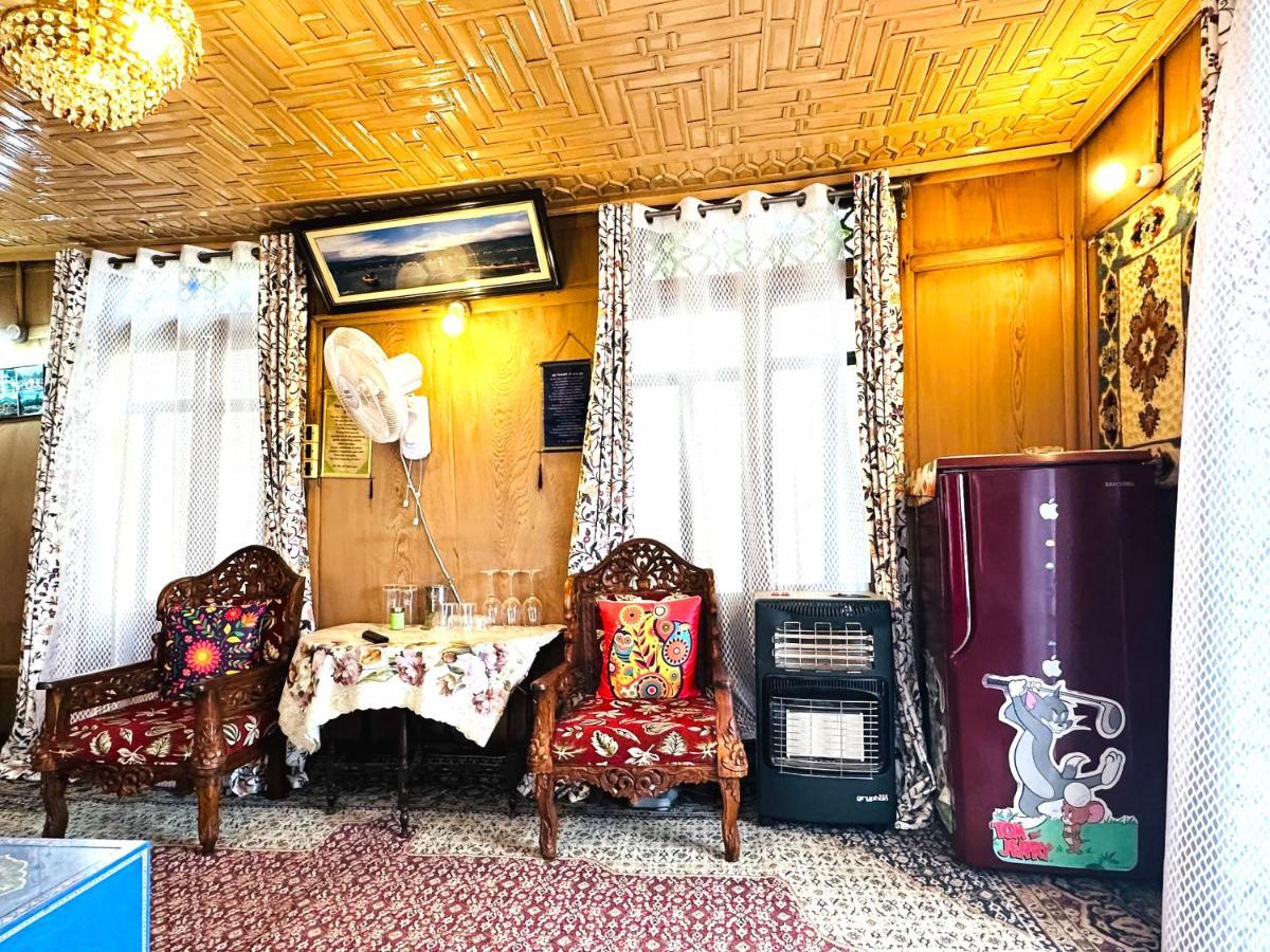 Houseboat New Retreat Group Bed and Breakfast Srīnagar Esterno foto