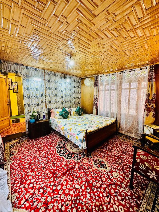 Houseboat New Retreat Group Bed and Breakfast Srīnagar Esterno foto