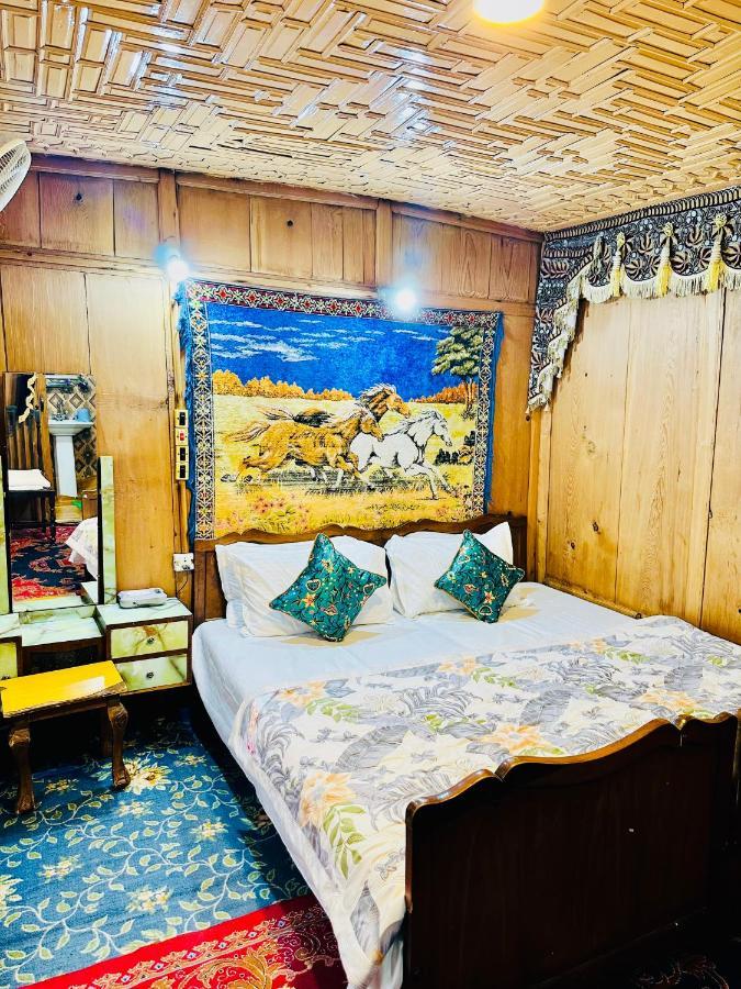Houseboat New Retreat Group Bed and Breakfast Srīnagar Esterno foto