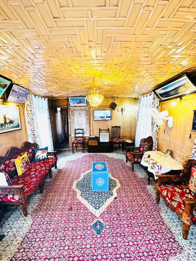 Houseboat New Retreat Group Bed and Breakfast Srīnagar Esterno foto
