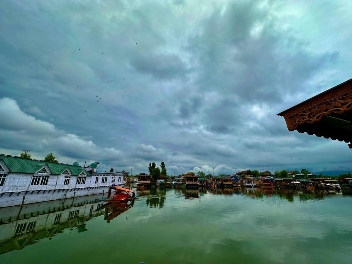 Houseboat New Retreat Group Bed and Breakfast Srīnagar Esterno foto