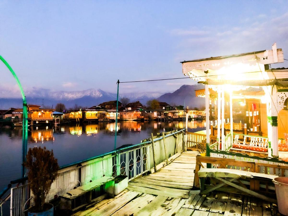 Houseboat New Retreat Group Bed and Breakfast Srīnagar Esterno foto